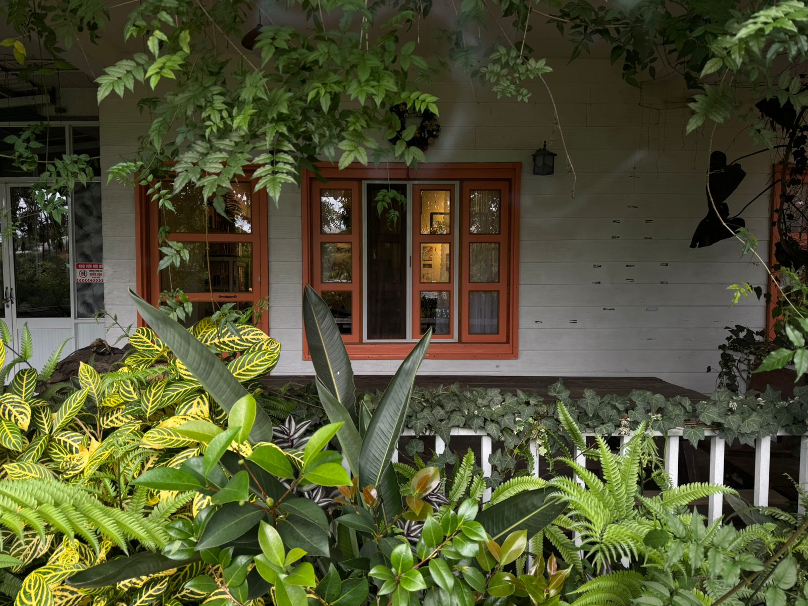 Mặt tiền homestay với vườn cây